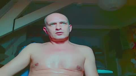 Snapshot of maxhardcore77 chatting on 11/19/25, 10:21 maxhardcore77 online show from 11/19/25, 10:21