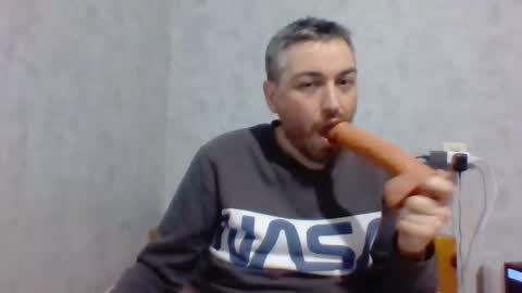 Snapshot of maximefrxx chatting on 02/05/25, 08:46 Maxime online show from 02/05/25, 08:46