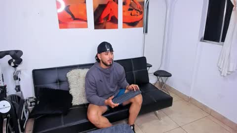 Snapshot of maximo004 chatting on 11/21/25, 03:16 Maximo online show from 11/21/25, 03:16