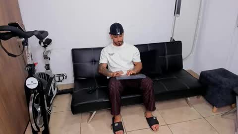 Snapshot of maximo004 chatting on 11/25/25, 03:17 Maximo online show from 11/25/25, 03:17