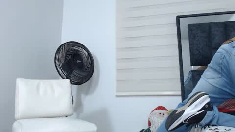 Snapshot of maximo_sebastian chatting on 12/25/24, 12:16 Maximo Sebastian online show from 12/25/24, 12:16