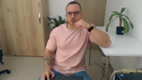 Snapshot of maximussantorini chatting on 04/30/26, 11:09 maximus online show from 04/30/26, 11:09
