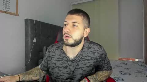 Snapshot of maxvibe_ chatting on 10/29/25, 10:44 maxvibe_ online show from 10/29/25, 10:44