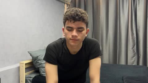 Snapshot of maxwoolf chatting on 05/17/26, 04:14 Max online show from 05/17/26, 04:14