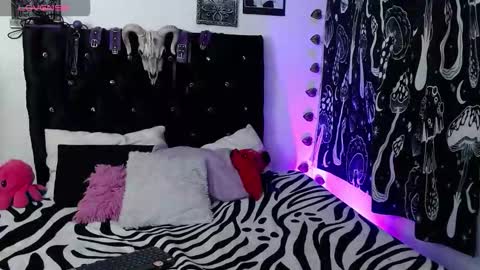 Snapshot of mayaredd chatting on 10/10/25, 03:38 mayaredd online show from 10/10/25, 03:38