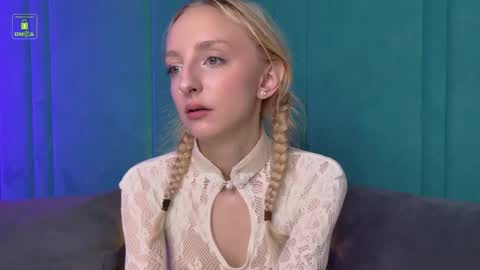 Snapshot of mayasnoww chatting on 10/31/25, 06:47 Maya online show from 10/31/25, 06:47