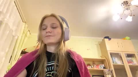 Snapshot of maybelleensminger chatting on 09/25/25, 04:21 Lola online show from 09/25/25, 04:21