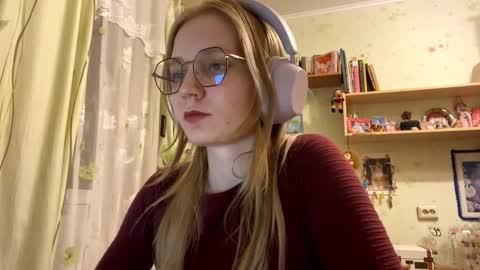 Snapshot of maybelleensminger chatting on 09/26/25, 03:49 Lola online show from 09/26/25, 03:49