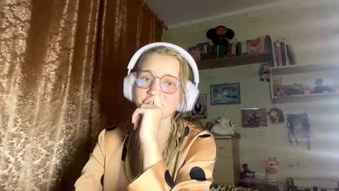 Snapshot of maybelleensminger chatting on 10/02/25, 07:21 Lola online show from 10/02/25, 07:21