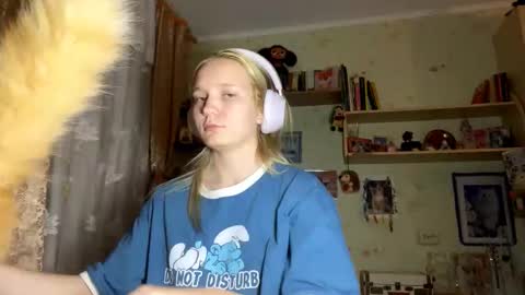 Snapshot of maybelleensminger chatting on 10/03/25, 04:15 Lola online show from 10/03/25, 04:15