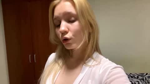 Snapshot of maybelleensminger chatting on 10/20/25, 09:37 Lola online show from 10/20/25, 09:37