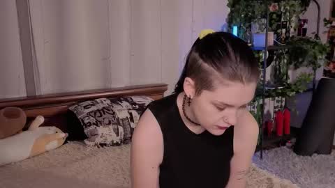 Snapshot of maybellspitz chatting on 01/13/26, 08:14 Lalli online show from 01/13/26, 08:14