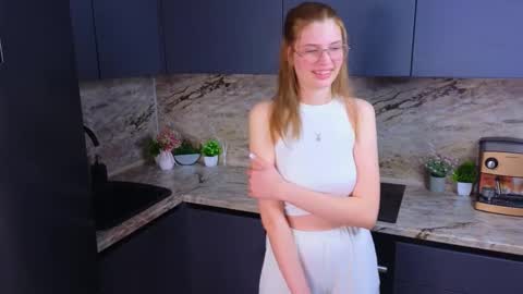 Mia online show from 02/11/25, 12:05