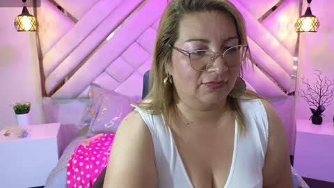 Snapshot of maylinleee chatting on 01/28/25, 10:45 Mailyn online show from 01/28/25, 10:45