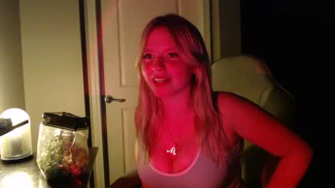 Snapshot of mckenziereese chatting on 08/10/26, 03:43 mckenziereese online show from 08/10/26, 03:43