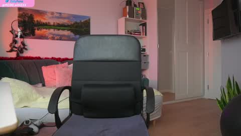 Snapshot of medelainexx chatting on 12/10/24, 12:38 Milena online show from 12/10/24, 12:38