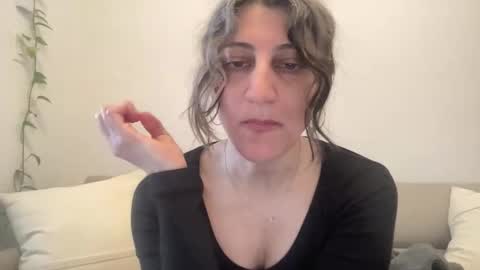 Meena online show from 05/01/26, 04:22