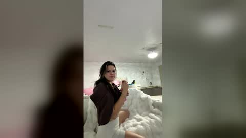 Snapshot of megaharmony chatting on 12/21/25, 04:30 megaharmony online show from 12/21/25, 04:30