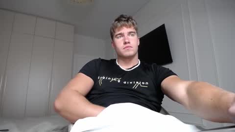 Max online show from 09/26/25, 04:00