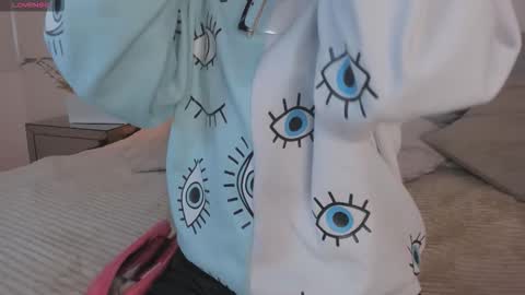 Snapshot of megan_dh chatting on 10/15/25, 12:05 Megan online show from 10/15/25, 12:05