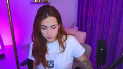                 Laura                 online show from 11/30/25, 01:42