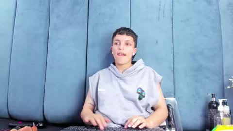 megan_thompsonn_ online show from 02/15/26, 08:02