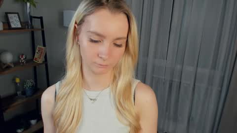 Snapshot of meganhenns chatting on 04/17/26, 06:22 Elly online show from 04/17/26, 06:22