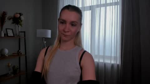 Snapshot of meganhenns chatting on 04/19/26, 12:04 Elly online show from 04/19/26, 12:04