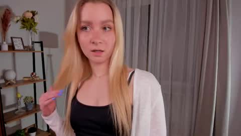 Snapshot of meganhenns chatting on 04/20/26, 07:37 Elly online show from 04/20/26, 07:37
