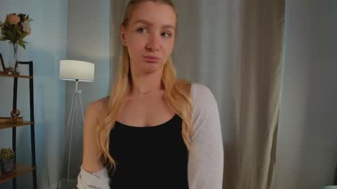 Snapshot of meganhenns chatting on 05/06/26, 10:09 Elly online show from 05/06/26, 10:09