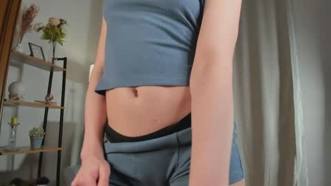 Snapshot of meganhenns chatting on 05/11/26, 04:04 Elly online show from 05/11/26, 04:04