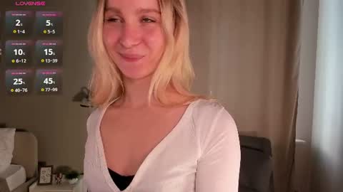Snapshot of meganhenns chatting on 06/26/26, 03:16 Elly online show from 06/26/26, 03:16