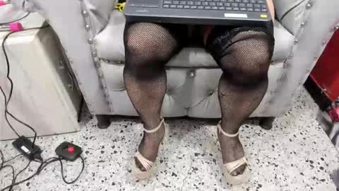 Snapshot of meggancurvy chatting on 12/20/25, 01:34 meggancurvy online show from 12/20/25, 01:34