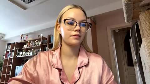 Mia online show from 03/08/26, 09:02