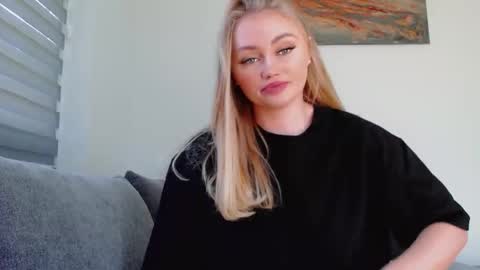 Snapshot of melani_a chatting on 05/29/26, 10:24 Melania online show from 05/29/26, 10:24