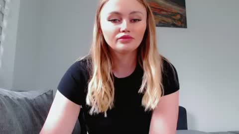 Snapshot of melani_a chatting on 06/12/26, 11:31 Melania online show from 06/12/26, 11:31