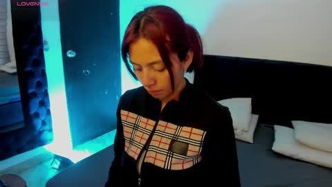 Snapshot of melanie_roux_ chatting on 05/04/26, 12:34 Melanie roux online show from 05/04/26, 12:34