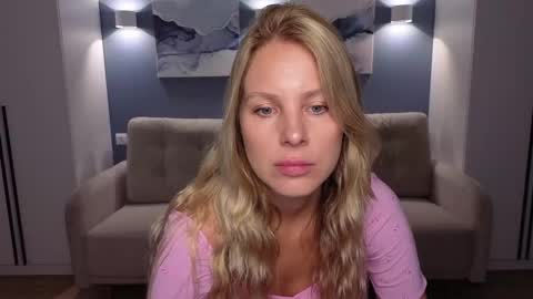 Snapshot of melaniebennett chatting on 09/18/25, 06:04 Melanie Bennett online show from 09/18/25, 06:04