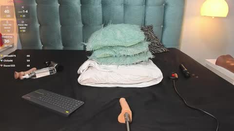 Snapshot of melanierioss_ chatting on 01/12/25, 03:25 online show from 01/12/25, 03:25