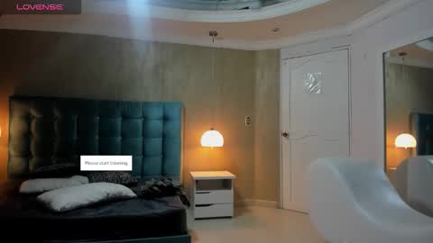 Snapshot of melanierioss_ chatting on 09/28/25, 12:43 online show from 09/28/25, 12:43