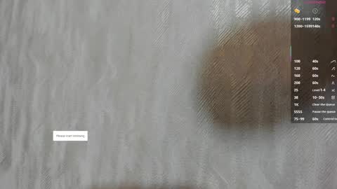 Snapshot of melanierioss_ chatting on 10/12/25, 01:43 online show from 10/12/25, 01:43