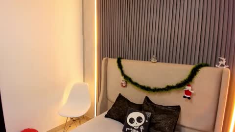 MelanieRoah online show from 12/22/25, 07:44