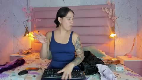 Melanie Roux online show from 10/24/25, 07:32
