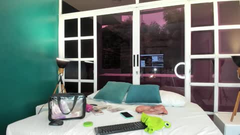 Melanie Roux online show from 11/08/25, 11:43