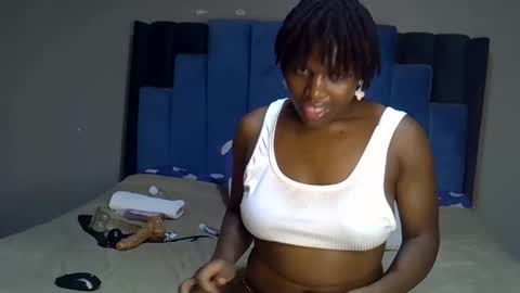 Snapshot of melanin_moon chatting on 05/15/26, 11:56 Moon online show from 05/15/26, 11:56