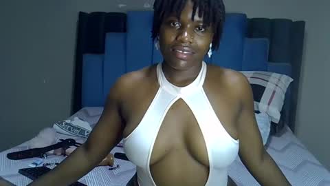 Snapshot of melanin_moon chatting on 05/18/26, 08:47 Moon online show from 05/18/26, 08:47