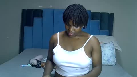 Snapshot of melanin_moon chatting on 05/21/26, 11:01 Moon online show from 05/21/26, 11:01