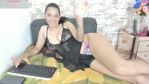 Snapshot of melannie_roses chatting on 01/21/25, 10:08 melannie roses online show from 01/21/25, 10:08
