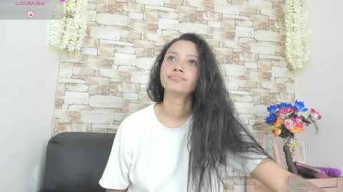 Snapshot of melannie_roses chatting on 01/25/25, 12:17 melannie roses online show from 01/25/25, 12:17