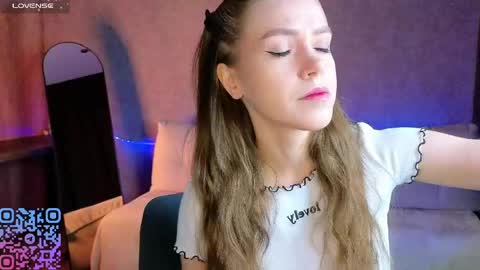 Melee Eva - Thumbs Up please  online show from 04/12/26, 07:46